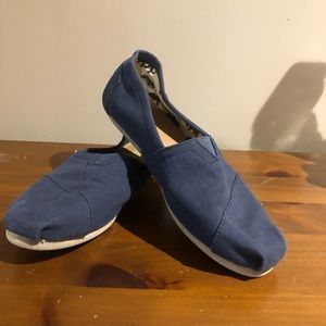 Toms - navy blue.
